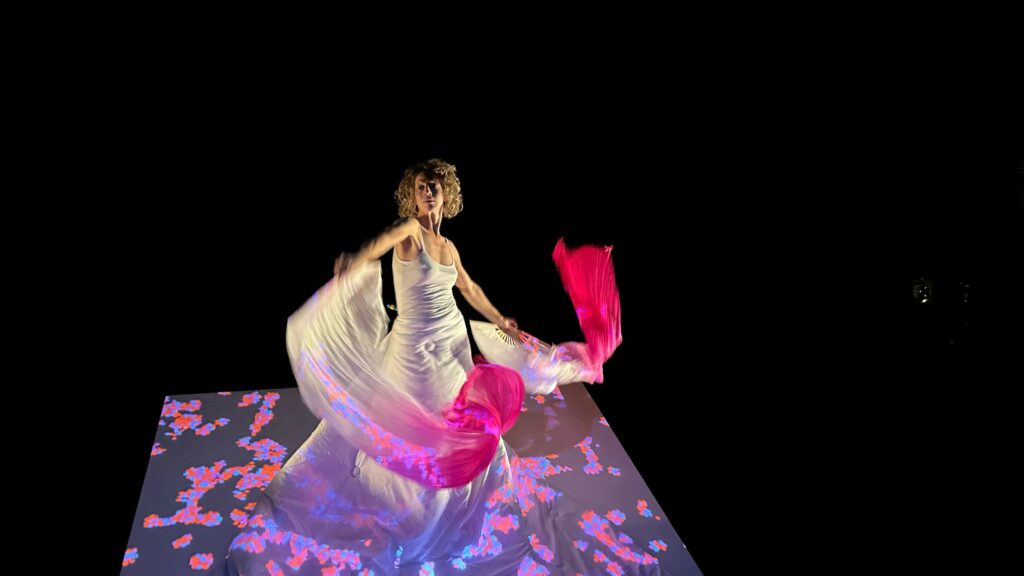 Femme dansant sur sol illuminé et fond noir